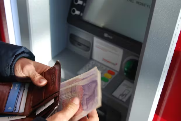 From where you can withdraw your money using a loyalty card from PAG IBIG?